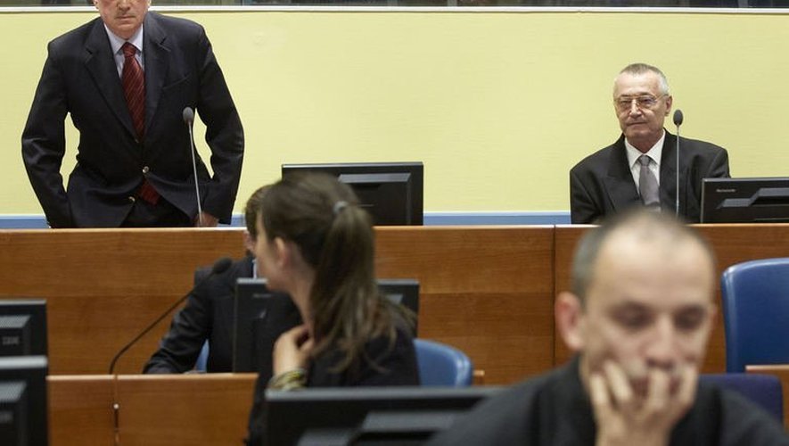 L'ex-chef du renseignement serbe Jovica Stanisic (g) et son adjoint Franko Simatovic, le 30 mai 2013 au TPIY à la Haye