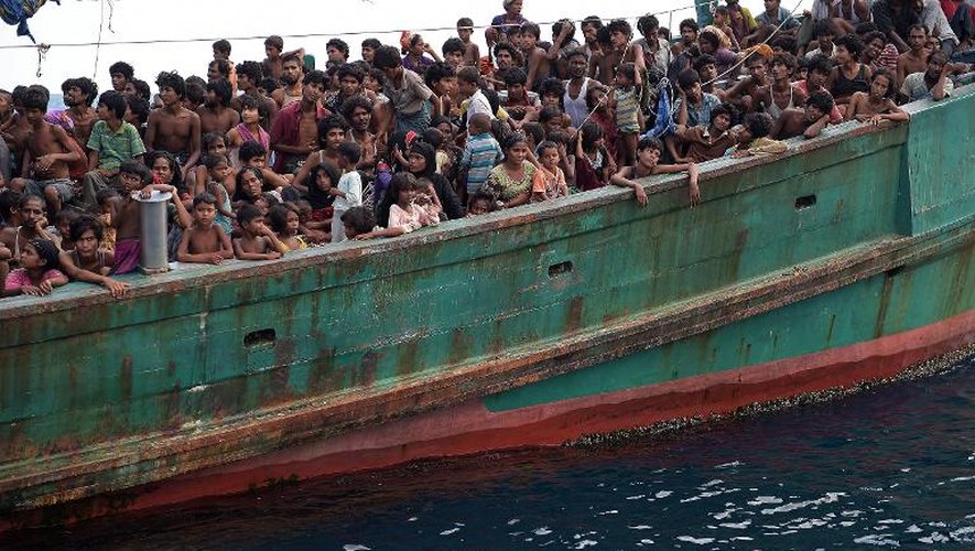 Des migrants rohinghas entassés sur un navire le 14 mai 2015 en mer d'Andaman