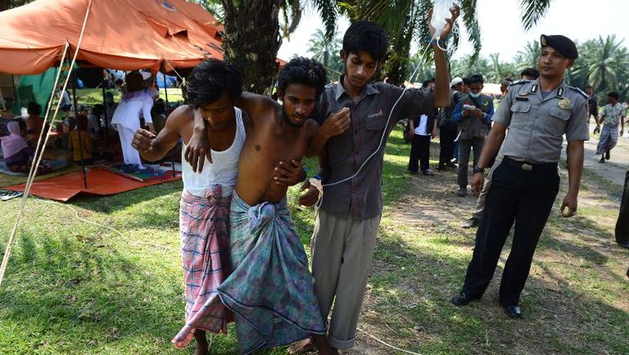 Un Rohingya de Birmanie est soigné, le 21 mai 2015, à Bayeun en Indonésie, dans une zone de confinement où les autorités ont accueilli 400 migrants sauvés en mer par des pêcheurs