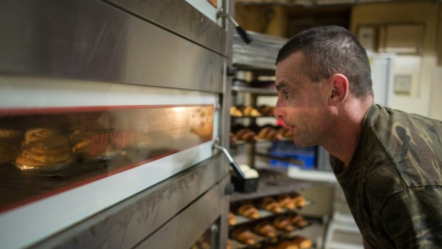 Jérôme Aucant, un ancien sans-abri, travaille dans sa boulangerie à Dole dans le Jura, le 23 mars 2016