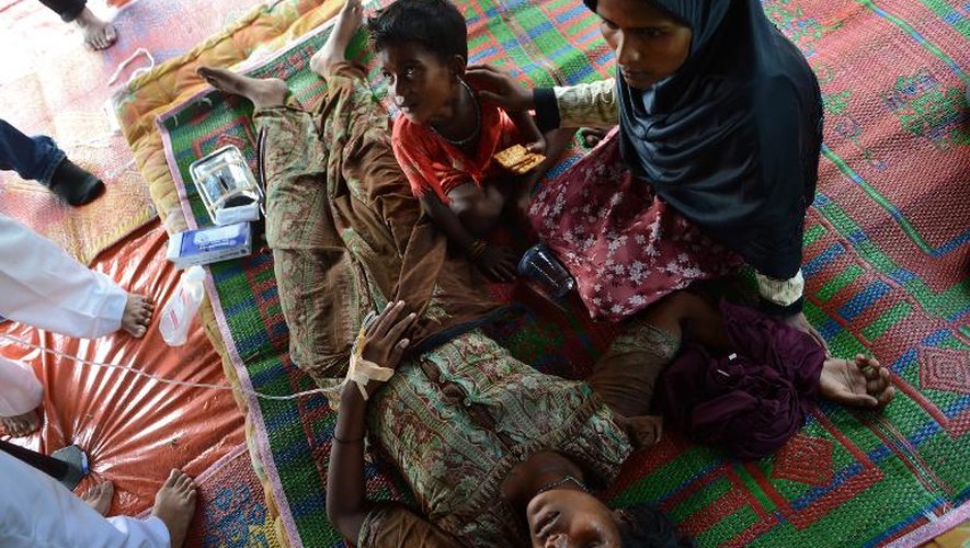 Une femme rohingya souffrant de malnutrition est prise en charge le 21 mai 2015 par des médecins après son arrivée à un nouveau camp de réfugiés de la région de Bayeun, dans la province indonésienne d'Aceh