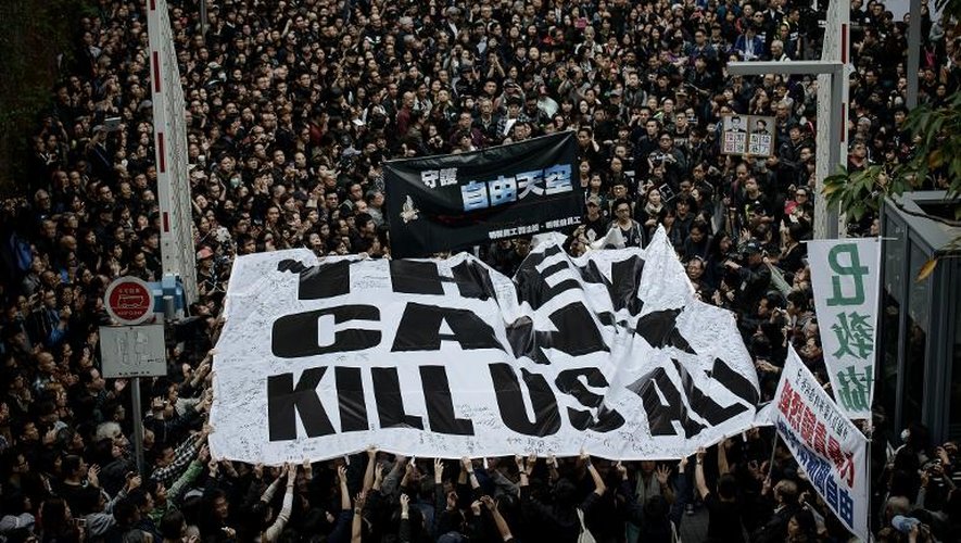 "Ils ne peuvent pas nous tuer tous": des manifestants déploient une banderole pour soutenir la liberté de la presse à Hong Kong après l'agression du journaliste Kevin Lau, le 2 mars 2014