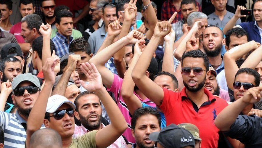 Des Tunisiens manifestent devant le tribunal de Kairouan, le 30 mai 2013, lors du procès de la militante Amina Sboui