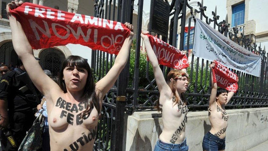 Trois militantes Femen manifestent le 29 mai 2013 devant le palais de justice de Tunis pour la libération d'Amina Sboui
