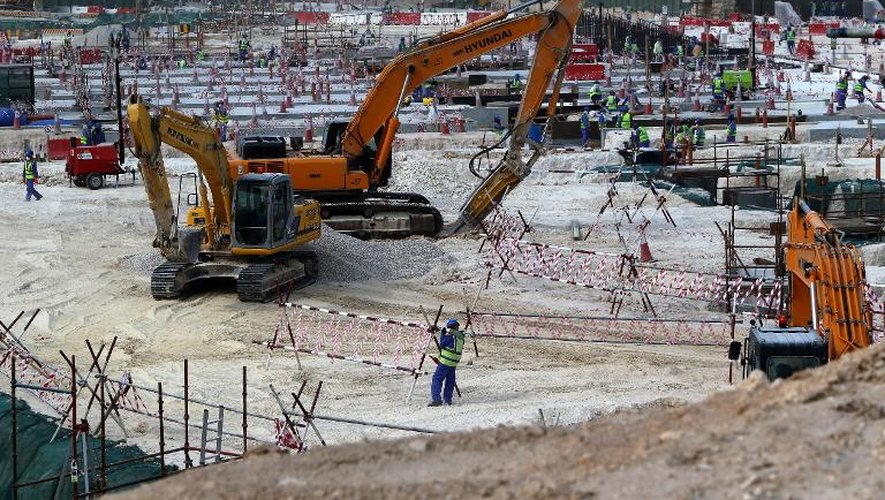 Des travailleurs affectés sur le chantier du stade al-Wakrah, en banlieue de Doha, le 4 mai 2015