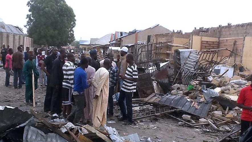 Le 2 mars 2014, des habitants de Maiduguri sur les lieux d'une double explosion qui a fait au moins de 35 morts la veille