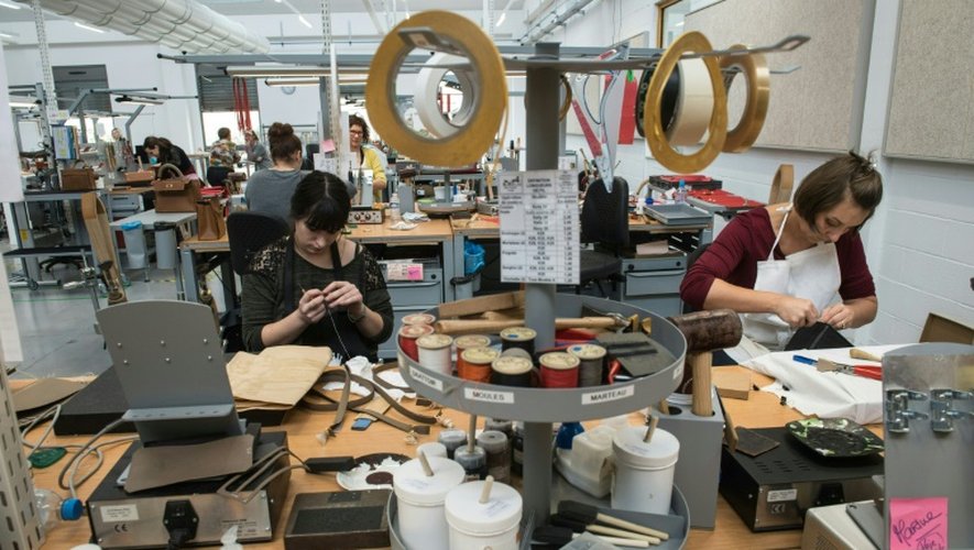 Des couturières travaillent dans la nouvelle manufacture Hermès, la veille de son ouverture à Héricourt dans l'est de la France, le 31 mars 2016