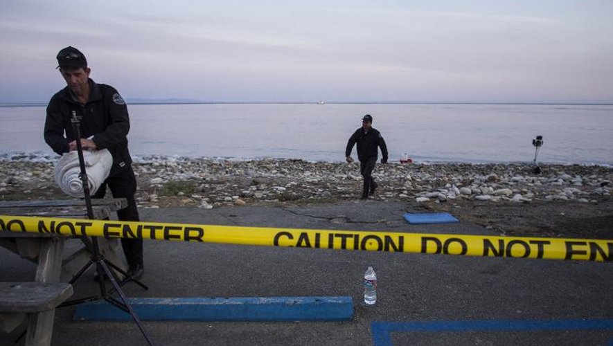Des équipes de nettoyeurs sur la plage de Refugio Beach recouverte de pétrole le 19 mai 2015 près de Santa Barbara en Californie