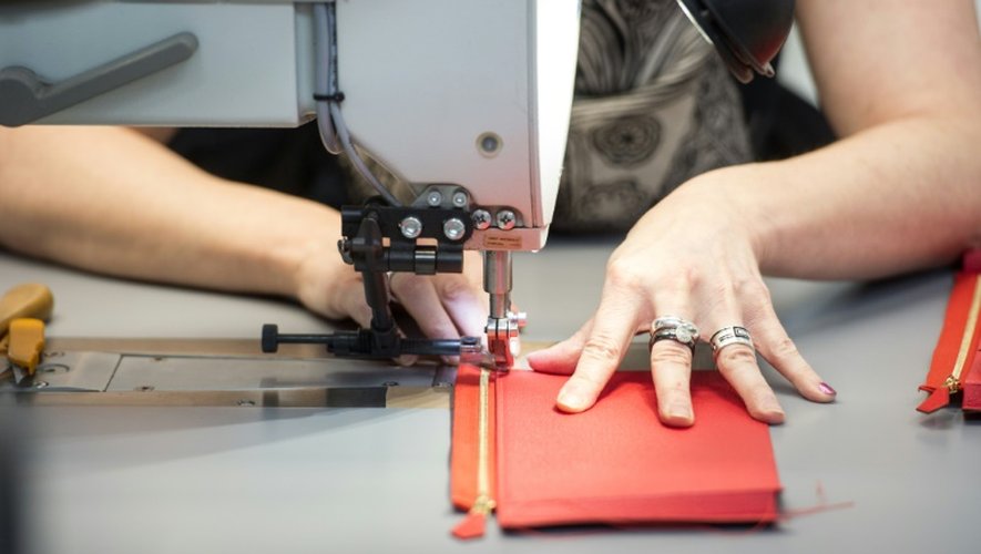 Une couturière travaille dans la nouvelle manufacture Hermès, la veille de son ouverture à Héricourt dans l'est de la France, le 31 mars 2016