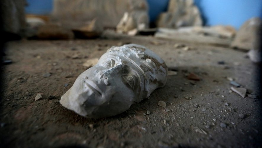 Un morceau de statue dans le musée détruit par l'Etat islamique de la ville antique syrienne de Palmyre, le 31 mars 2016
