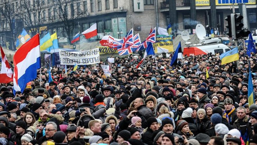 Le drapeaux nationaux de différents pays occidentaux brandis par des milliers de manifestants le 2 mars 2014 place de l'Indépendance à Kiev