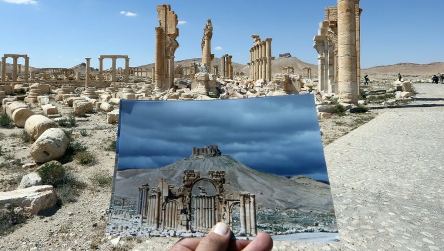 Les ruines de l'Arc de Triomphe à Palmyre en Syrie le 31 mars 2016 et une photographie du même lieu prise deux ans plus tôt, le 14 mars 2014