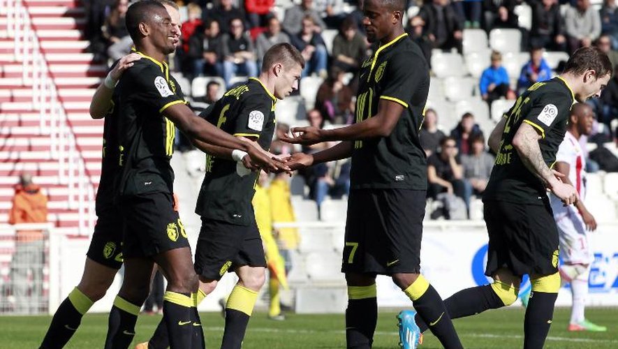L'attaquant de Lille Salomon Kalou (g) est félicité par ses coéquipiers après avoir marqué un penalty contre Ajaccio au stade François Coty, le 2 mars 2014