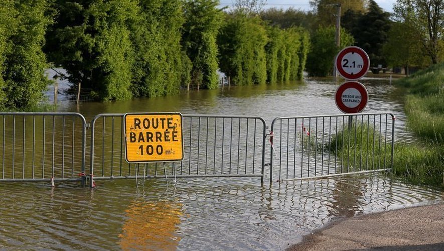 Une route inondée le 6 mai 2013 à Migennes dans le centre de la France