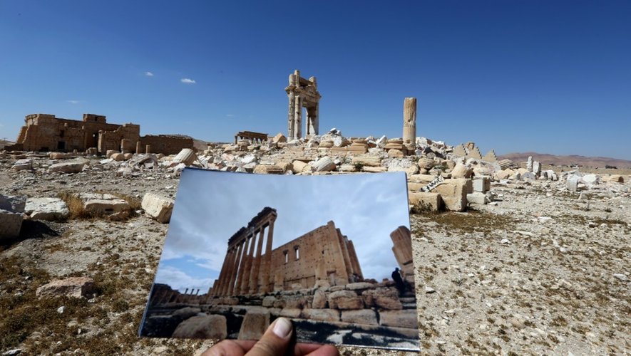 Les ruines du temple de Bêl à Palmyre en Syrie le 31 mars 2016 et une photographie du même lieu prise deux ans plus tôt, le 14 mars 2014