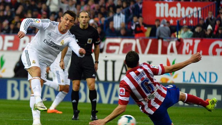 L'attaquant du Real Madrid Cristiano Ronaldo (g) égalise à 2-2 face à l'Atlético, le 2 mars 2014 au Vicente-Calderon de Madrid