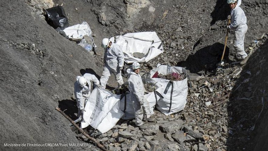 Des experts effectuent des prélèvements sur le lieu du crash de l'A320 le 13 avril 2015 près de la Seyne-les-Alpes