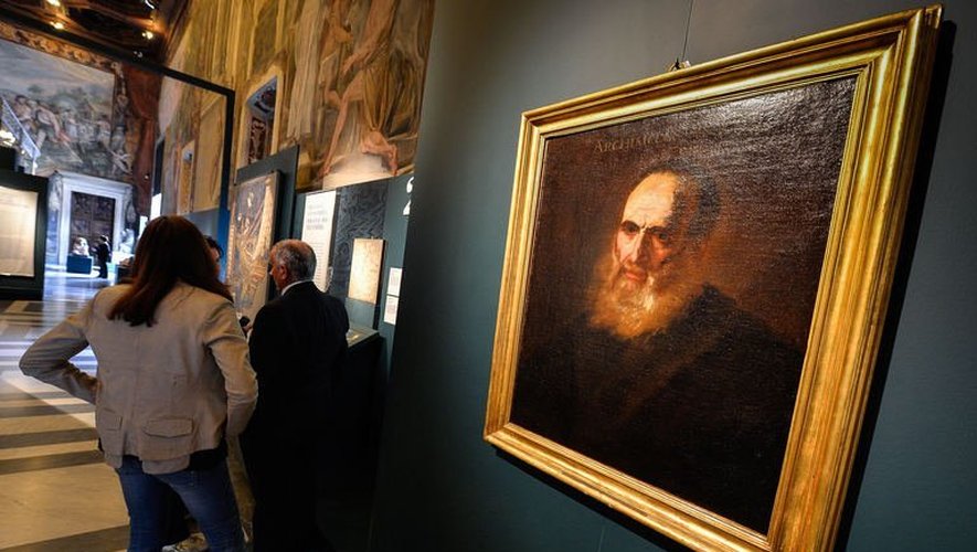 Un visiteur de l'exposition sur Archimède devant un portrait du génie grec, le 30 mai 2013 à Rome