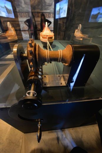 Une reproduction de la vis sans fin d'Archimède présentée lors de l'exposition sur l'inventeur grec, le 30 mai 2013 à Rome