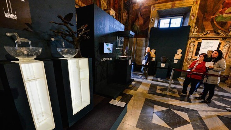 Des visiteurs devant une représentation de la théorie des vases communicants, présentée lors de l'exposition sur Archimède, le 30 mai 2013 à Rome