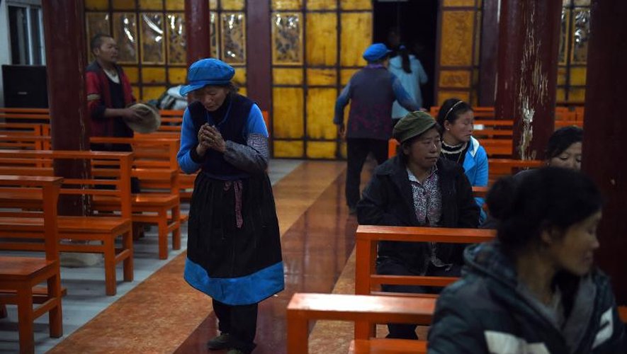 Des paroissiens prient le 18 mars 2015 dans une église catholique de Nidadang, près de Bingzhongluo, une région tibétaine de la province chinoise de Yunnan, dans le sud-est du pays