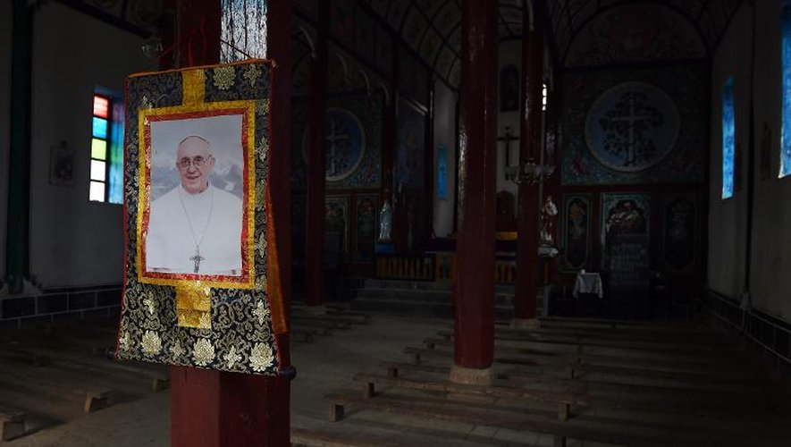 Photographie prise le 18 mars 2015 d'un portrait du pape François accroché à une colonne de l'église de Baihanluo, près de Bingzhongluo, une région tibétaine de la province chinoise de Yunnan, dans le sud-est du pays