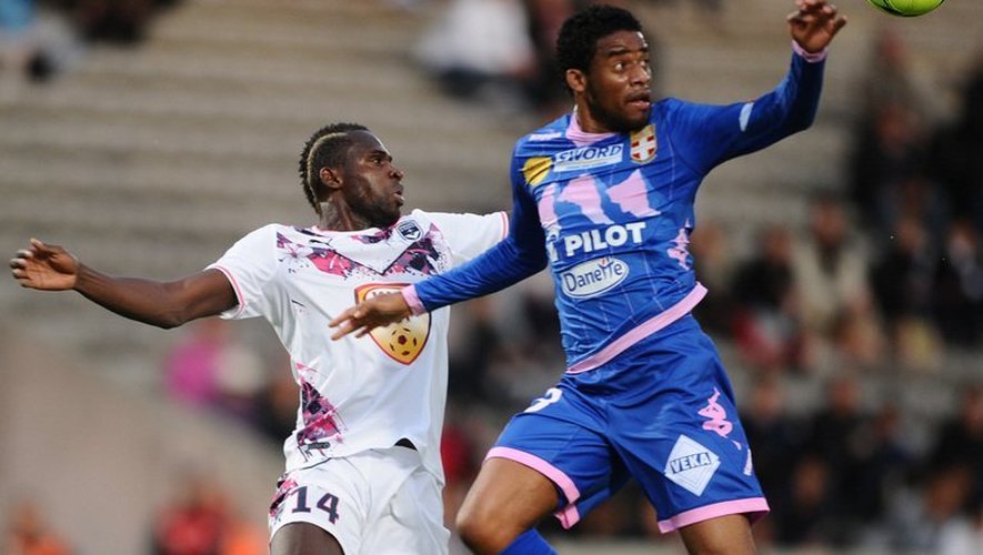 L'attaquant bordelais Cheikh Diabate (droite) et le défenseur d'Evian Betao, le 26 mai 2013 lors d'un match de championnat à Bordeaux