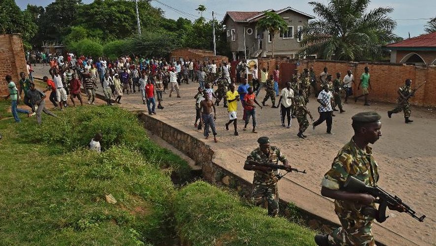 Des soldats surveillent le 20 mai 2015 à Musage, près de Bujumbura, une manifestation d'opposants à un troisième mandat du président burundais Pierre Nkurunziza