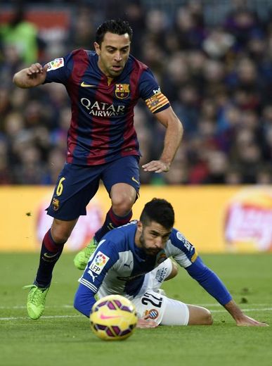 Le milieu de Barcelone Xavi Hernandez (g) à  la lutte avec le défenseur de l'Espanyol, Alvaro Fernandez, en Liga, le 7 décembre 2014 au Camp Nou