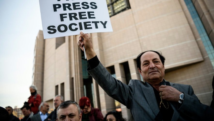 "Presse libre, société libre" proclame la pancarte d'un manifestant près du tribunal d'Istanbul où a repris ce 1er avril le procès de deux journalistes du quotidien d'opposition Cumhuriyet, le rédacteur en chef Can Dundar et le chef du bureau d'Ankara Erdem Gul