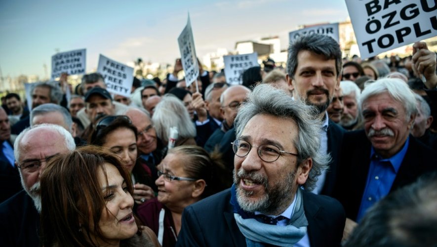 Le rédacteur en chef du journal d'opposition Cumhuriyet, Can Dundar (centre), à son arrrivée à son procès dans un tribunal d'Istanbul le 1er avril 2016