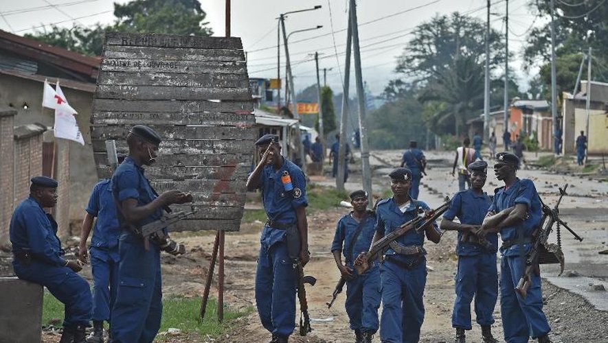 Des policiers sont déployés dans le quartier de Musaga où se déroulent de nouvelles manifestations contre un troisième mandat du président, le 20 mai 2015 à Bujumbura