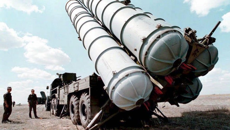 Des missiles russes sol-air S-300 sont déployés en 1996 sur un terrain d'entraînement en Russie