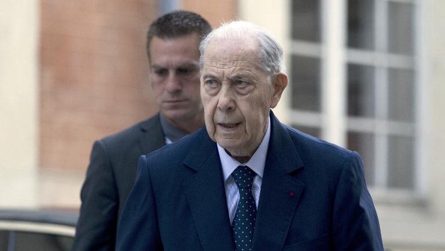 L'ancien ministre de l'Intérieur Charles Pasqua arrive à la cour d'appel de Versailles, le 18 mai 2015