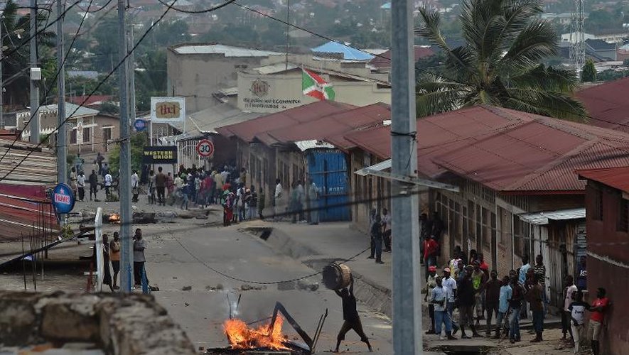 Un manifestant alimente le feu d'une barricade dans le quartier de Kinanira, à Bujumbura, le 21 mai 2015
