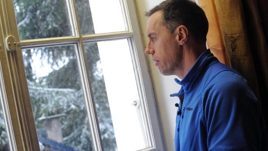 Le moniteur de ski Simon Butler à la fenêtre de son bureau à Megère le 26 février 2014. Il doit être jugé le 7 avril, pour avoir enseigné le ski sans diplôme français.