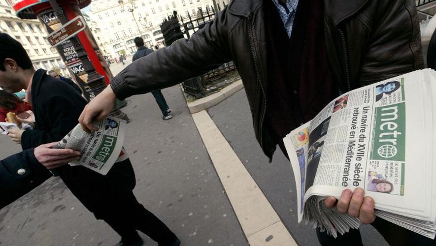 Distribution du journal Metronews, le 26 février 2002 devant une station de métro à Paris