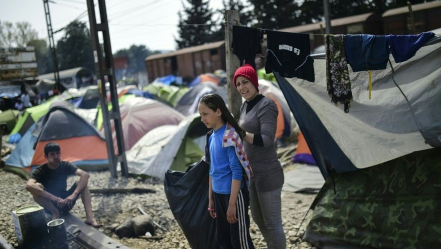 Des réfugiés à la frontière entre la Macédoine et la Grèce, dans le camp de fortune d'Idomeni en Grèce, le 1er avril 2016