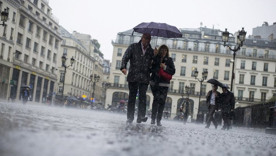 Des gens sous la pluie à Paris