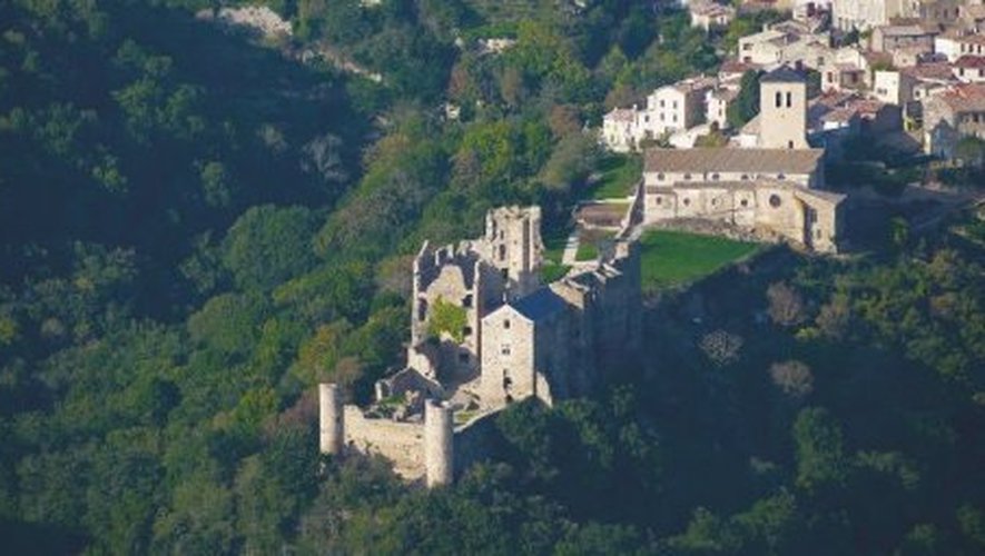 Le château de Saissac prolonge le beau village sur un promontoire vertigineux.