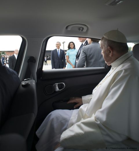 Photo fournie par L'Osservatore Romano montrant le pape François regardant Barack et Michelle Obama avant de partir dans la Fiat à Andrews Air Force Base aux Etats-Unis le 22 septembre 2015