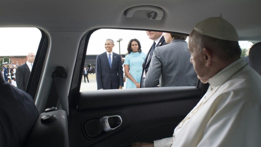 Photo fournie par L'Osservatore Romano montrant le pape François regardant Barack et Michelle Obama avant de partir dans la Fiat à Andrews Air Force Base aux Etats-Unis le 22 septembre 2015