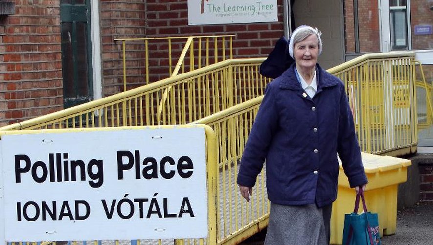 Une religieuse quitte le bureau de vote de Drumcondra au nord de Dublin le 22 mai 2015