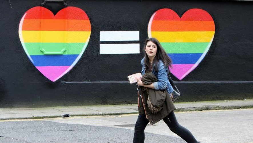 Une femme passe devant une affiche en faveur du mariage homosexuel en Irlande le 21 mai 2015