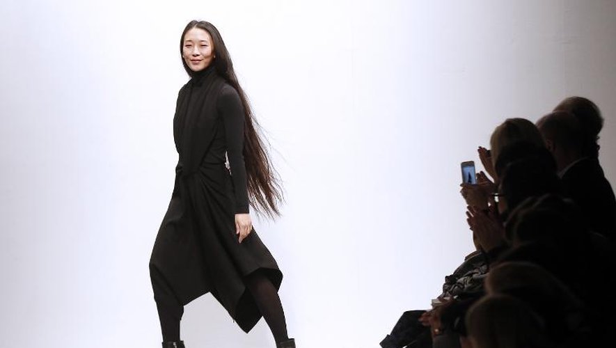La styliste Yiqing Yin salue le public à la fin du défilé pour la collection Léonard, le 3 mars 2014 à Paris