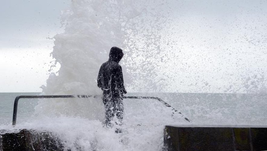 Des vagues sur la côte de Saint-Malo, en Ille-et-Vilaine, le 3 mars 2014