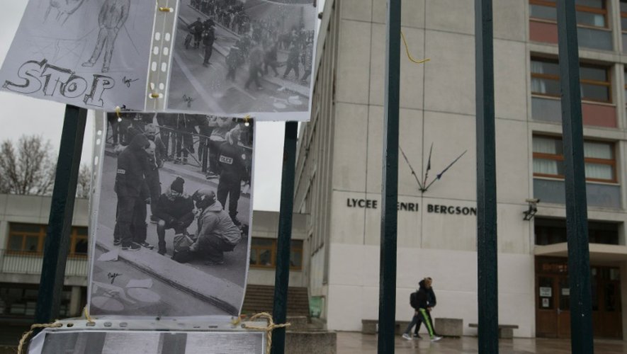 Des photos  accrochées le 25 mars 2016 à la grille du lycée Henri Bergson à Paris près duquel un lycéen de 15 ans a reçu des coups en marge des manifestations