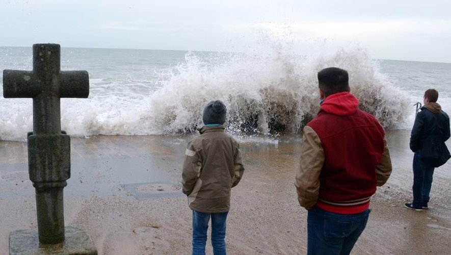 Des vagues sur la côte de Saint-Malo, en Ille-et-Vilaine, le 3 mars 2014
