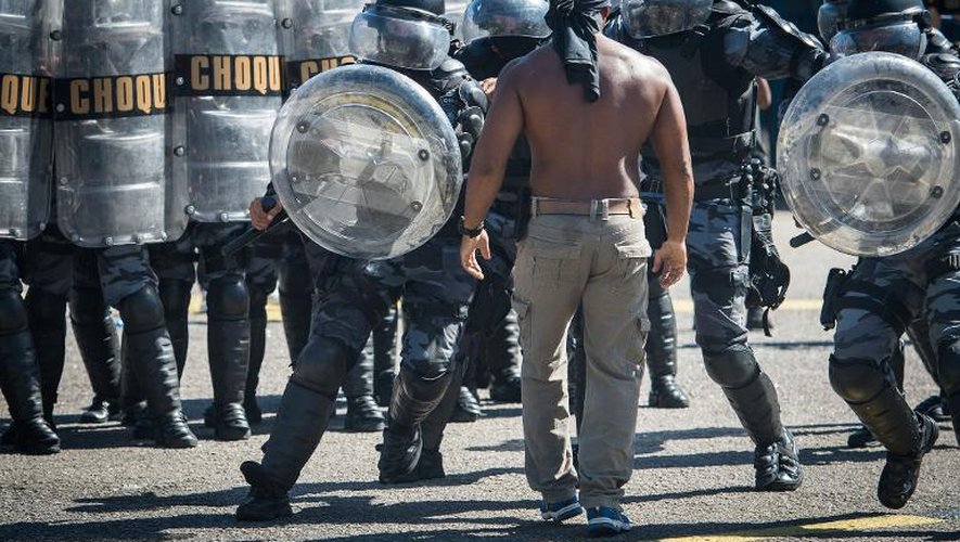 Un manifestant face aux forces anti-émeutes, le  26 février 2014 à Rio de Janeiro