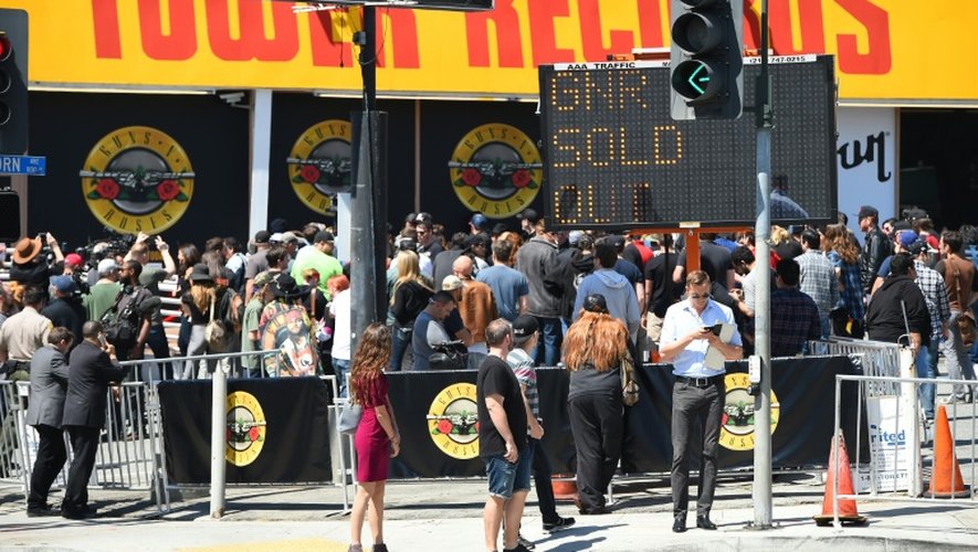 Des fans du groupe de hard rock américain Guns N' Roses à la recherche d'un billet pour le concert surprise que donne le groupe à Los Angeles le 1er avril 2016